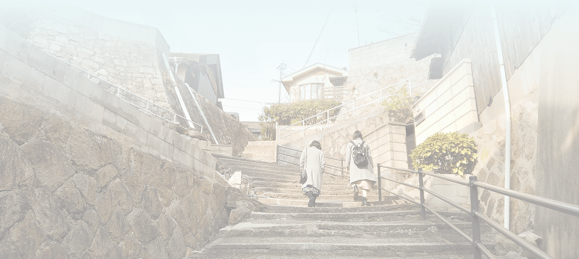 下部背景 坂道と２人の女性